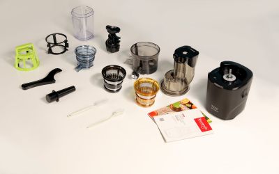 Kuvings REVO830 бавнооборотна сокоизстисквачка + комплект приставки за смути и сорбе/сладолед