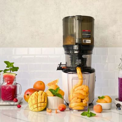 Kuvings AUTO10S бавнооборотна сокоизстисквачка-тип свободни ръце + комплект приставки за смути и сорбе/сладолед